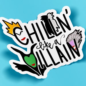 Puede incluir: Una pegatina blanca con texto negro que dice "Chillin' like a Villain". La pegatina presenta imágenes de dibujos animados de tres villanos de películas de Disney: Maléfica, Cruella de Vil y la Reina Malvada.
