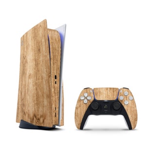 Op de afbeelding: Een console en bijpassende controller voor het Playstation 5-videogamesysteem, met een houten ontwerp.