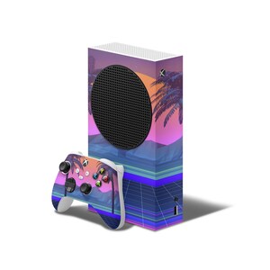 Puede incluir: Una consola Xbox Series X blanca con una piel de temática retro que presenta una puesta de sol, palmeras y un patrón de cuadrícula. La consola se empareja con un mando Xbox blanco.