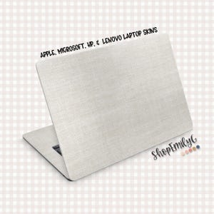 Könnte beinhalten: Ein Laptop-Skin mit hellbeiger Leinenstruktur. Der Skin ist auf einem geöffneten Laptop angebracht, mit dem Text "APPLE, MICROSOFT, HP, & LENOVO LAPTOP SKINS" oben. Der Shop-Name "ShopEmilyG" befindet sich unten rechts.