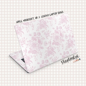 Könnte beinhalten: Ein Laptop-Skin mit weißem Hintergrund und einem rosa Blumenmuster. Der Skin ist für Apple-, Microsoft-, HP- und Lenovo-Laptops konzipiert. Der Text "APPLE, MICROSOFT, HP, & LENOVO LAPTOP SKINS" ist oben aufgedruckt.