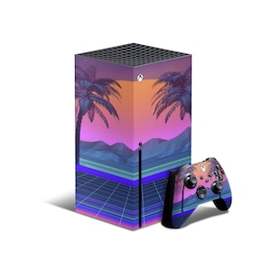 Puede incluir: Una consola Xbox Series X negra con una piel de temática retro que presenta palmeras y una puesta de sol sobre un paisaje cuadriculado. La consola se empareja con un mando Xbox negro a juego.