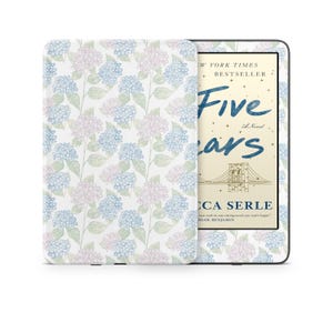 Puede incluir: Un lector electrónico Kindle Paperwhite blanco con una funda de patrón floral. La pantalla muestra la portada del libro "Five Years" de Rebecca Serle, un best-seller del New York Times.