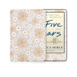 Peut inclure: Une housse de liseuse beige ornée d'un motif de marguerites et de soleils. L'e-reader affiche la couverture du livre "Five Years" de Rebecca Serle, un best-seller du New York Times. La couverture représente le pont de Brooklyn.