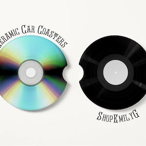 Puede incluir: Dos posavasos de cerámica para coche, uno con forma de CD con acabado iridiscente arcoíris y otro con forma de disco de vinilo, que es negro. También se ve el texto "CERAMIC CAR COASTERS" y "SHOP EMILYG".