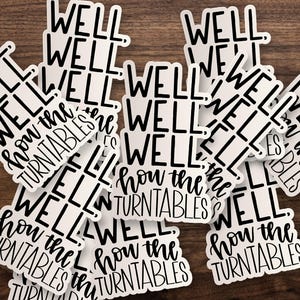 以下が含まれることがあります： 「WELL, WELL, WELL, how the TURNTABLES」という黒いテキストがブロック体と筆記体の組み合わせで印刷された、白いダイカットステッカーのコレクション。ステッカーは散らばった状態で配置されており、それぞれに同じフレーズがはっきりと表示されています。