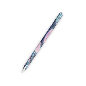 Könnte beinhalten: Ein Stylus mit einem farbenfrohen, künstlerischen Design. Der Stift weist ein Muster aus blauen Wellen, rosa Wolken und weißen Punkten auf dunklem blauem Hintergrund auf. Der Stift hat eine silberne Spitze und ist für die Verwendung mit Touchscreen-Geräten konzipiert.
