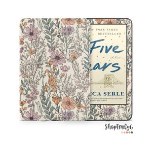 Op de afbeelding: Een e-reader met een hoes met bloemenpatroon op een crèmekleurige achtergrond, versierd met illustraties van roze, oranje en paarse wilde bloemen. Het scherm toont de boekomslag van Five Years door Rebecca Serle met een brugillustratie.