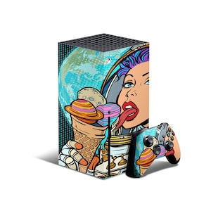 Op de afbeelding: Een kleurrijke popart-stijl Xbox Series X console skin met een vrouwelijke astronaut met blauw en paars haar, die een wit ruimtepak draagt en een kleurrijk ijsje met planeten en sterren likt. De console skin is ontworpen om te passen op de Xbox Series X console.