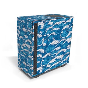 Puede incluir: Una caja de ordenador azul y blanca con un patrón de olas. La caja tiene un panel frontal negro con una rejilla de malla.