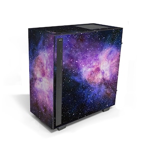 Puede incluir: Una caja de ordenador negra con un diseño de galaxia. La caja presenta una nebulosa con tonos de morado, azul y rosa, y una dispersión de estrellas.
