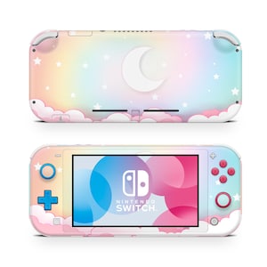 Puede incluir: Una consola Nintendo Switch Lite blanca con un diseño en tonos pastel rosa, azul y amarillo con nubes, estrellas y una luna creciente. El texto "NINTENDO SWITCH" está impreso en la consola.
