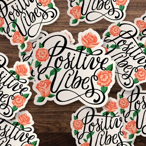 Positive Schwingungen | Blumige positive Vibes-Gedanken gestanzte Fenster-, Skateboard-, Auto-, Wandaufkleber, Laptop-Vinyl-Aufkleber - 3&quot;, 5&quot; oder 7&quot;