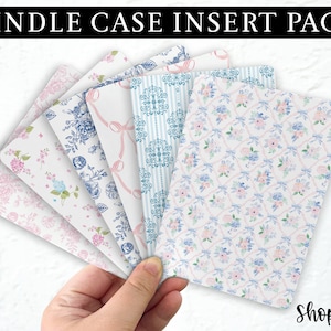 Op de afbeelding: Een set van zes decoratieve papieren inlegvelletjes voor een Kindle-hoes. De inlegvelletjes hebben verschillende bloem- en geometrische patronen in tinten blauw, roze en wit.