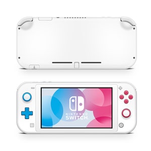 Puede incluir: Una consola de juegos portátil Nintendo Switch Lite blanca con un diseño abstracto azul y rosa en la pantalla. La consola tiene un botón más azul y un botón circular rojo.