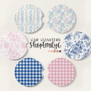 Puede incluir: Seis posavasos circulares para coche con varios patrones, incluyendo cuadros vichy azules y rosas, toile floral azul y blanco, y estampados florales pastel. El texto CAR COASTERS ShopEmilyG está centrado entre los posavasos con cinco puntos de color.