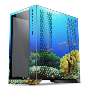 Pode incluir: Uma caixa de computador com uma cena subaquática azul e verde com coral e peixes. A caixa tem um painel lateral transparente e um painel frontal de malha preta.