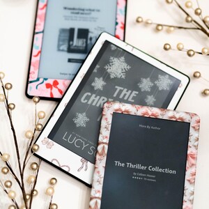 Op de afbeelding: Drie e-readers met verschillende patroonhoezen. De hoezen hebben sneeuwvlokken, strikken en bloemenpatronen. De e-readers tonen boekomslagen voor "The Christmas Spirit" van Lucy Silvers, "The Thriller Collection" van Colleen Hoover en "Wonderbug is Not So Wonderful" van James.
