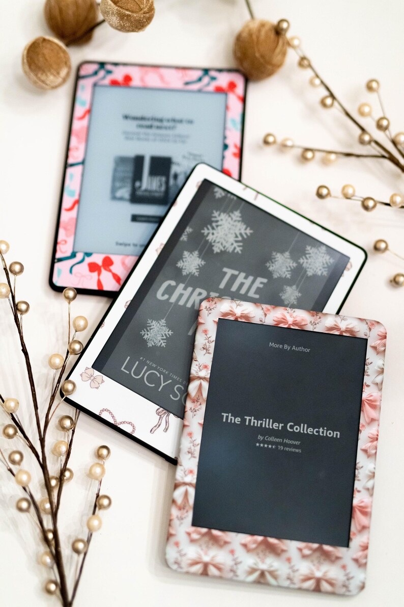 Op de afbeelding: Drie e-readers met verschillende patroonhoezen. De hoezen hebben sneeuwvlokken, strikken en bloemenpatronen. De e-readers tonen boekomslagen voor "The Christmas Spirit" van Lucy Silvers, "The Thriller Collection" van Colleen Hoover en "Wonderbug is Not So Wonderful" van James.