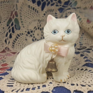 Weiße Porzellan Katze Figur entzückende Kitty mit blauen Augen und Bell Knick Knack FS