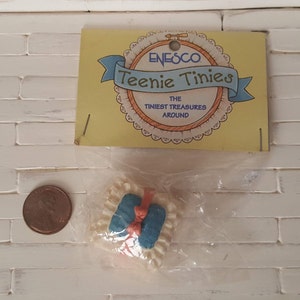 Miniature Dollhouse Pillow Resin Home Decor Accessory Stack of Pillows Teenie Tinies by Enesco 1:12 Scale FS