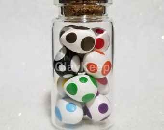 Huevos de Yoshi en miniatura en una botella / Figuras de videojuegos de arcilla polimérica