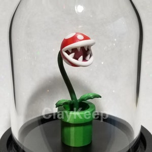 Pianta piranha in miniatura in una cupola di vetro, figurina di pianta piranha in argilla polimerica, diorama di Super Mario