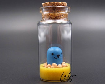 Paper Mario Whacka miniature, figurine en pâte polymère dans une bouteille en verre