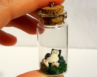 Colgante de botella de arcilla polimérica con forma de Snorlax en miniatura, collar de Pokémon