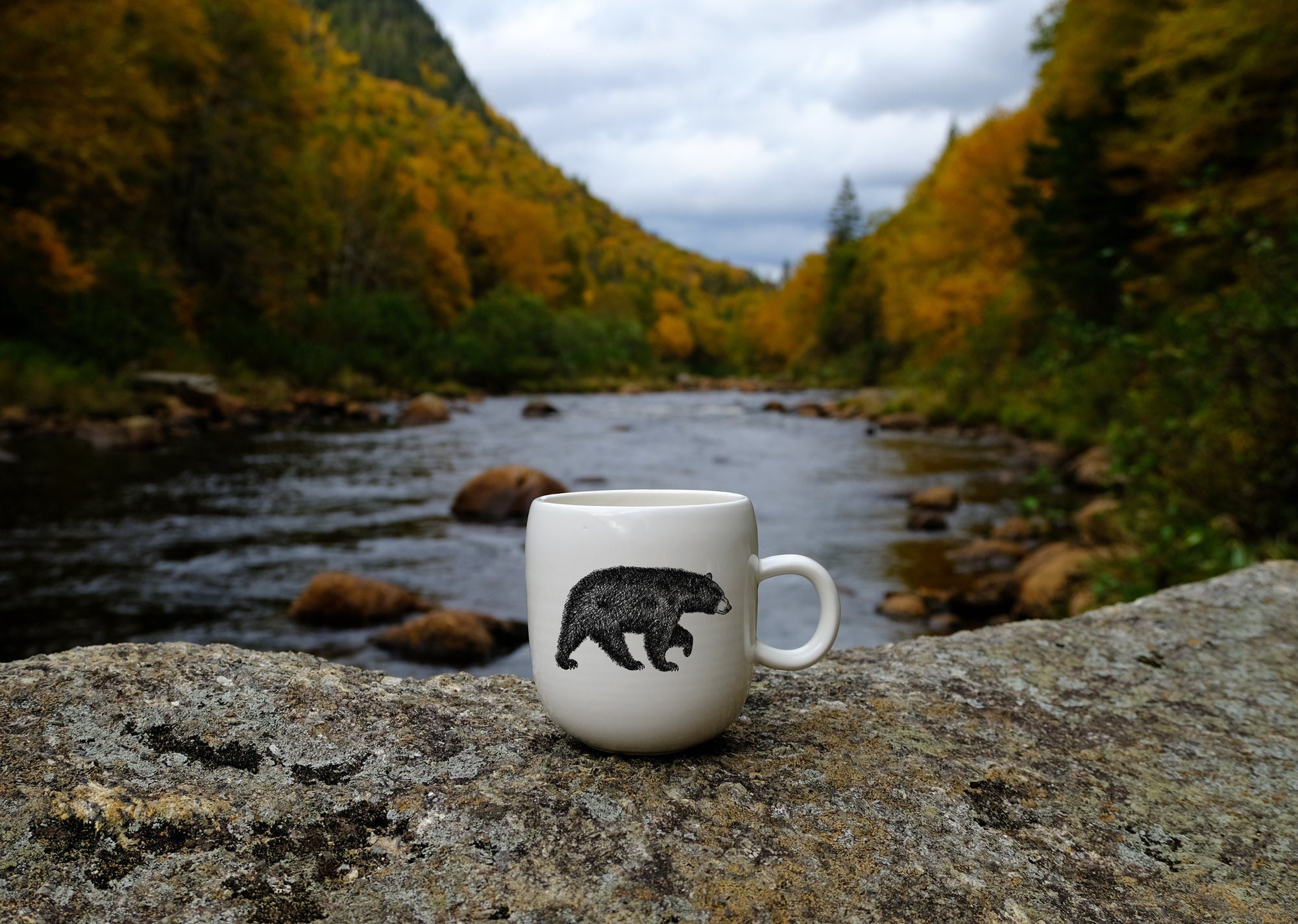 Tasse en Porcelaine Impression Dessin Ours Noir Par Cindy Labrecque, Collection Les Animaux de Chez 