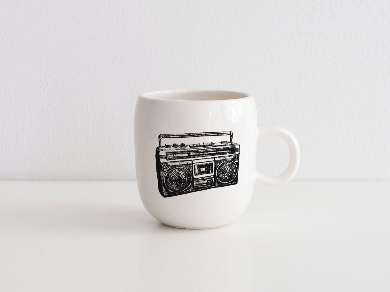 Tasse en Porcelaine Impression Dessin Radio Vintage Par Cindy Labrecque