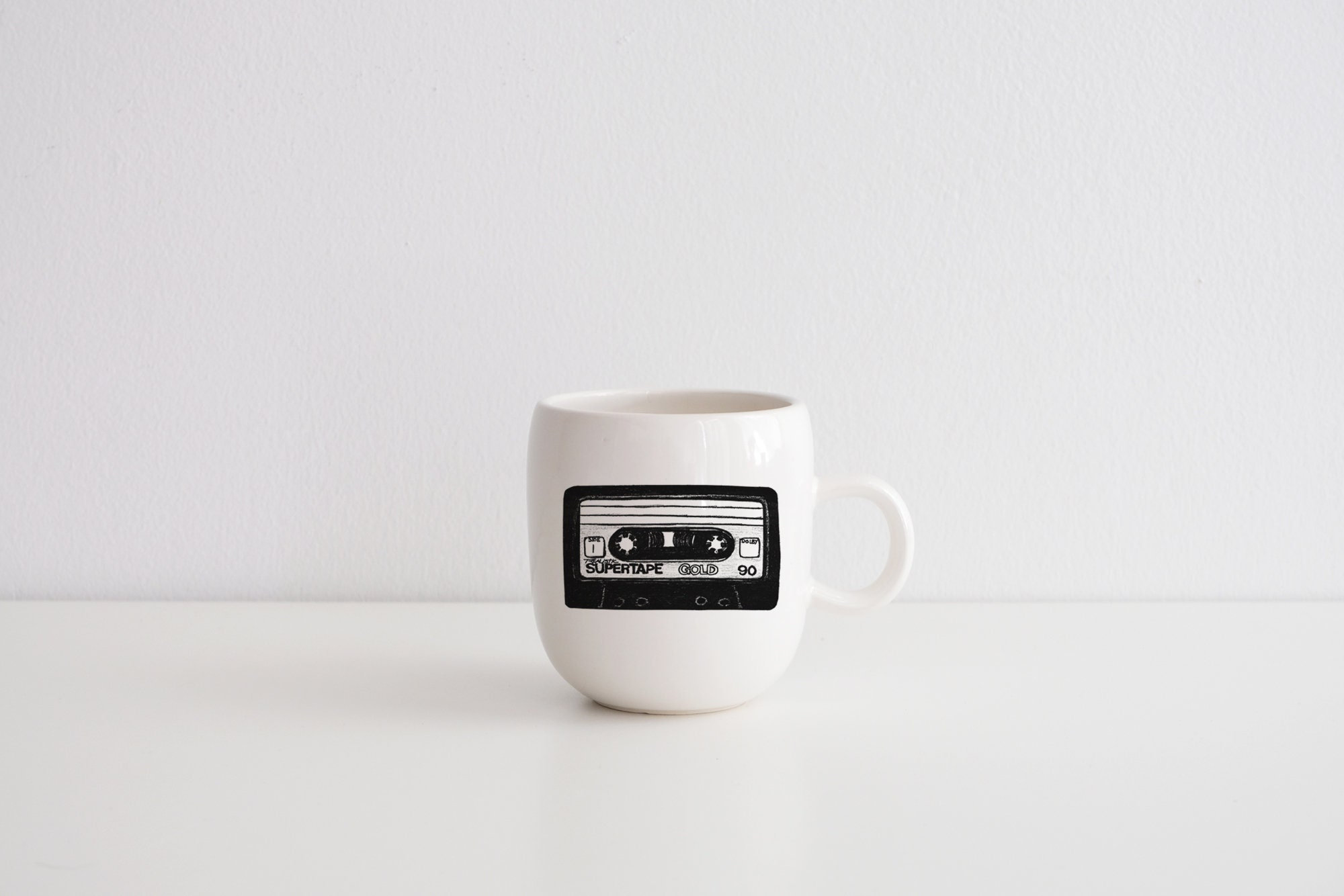 Tasse en Porcelaine Impression Dessin Cassette Par Cindy Labrecque