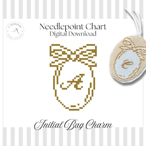 Könnte beinhalten: Ein digitales Kreuzstichmuster für einen Initialen-Taschenanhänger. Das Design zeigt eine goldene Schleife und einen Buchstaben "A" in einer ovalen Form. Ein fertiger Anhänger mit dem Buchstaben "C" ist abgebildet. Der Text lautet "Needlepoint Chart Digital Download" und "Initial Bag Charm".