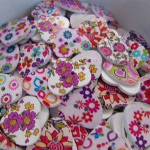 25mm Wooden Floral Heart Buttons