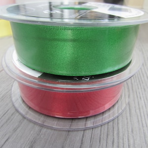 25 mm Berisford doppeltes Satinband in smaragdgrün und rot