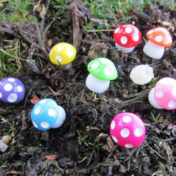 Mushroom Toadstools for Fairy Gardens and Miniature Landscapes Pack of 8 Resin 10mm