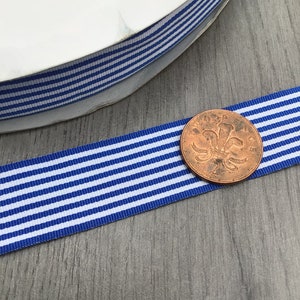 25 mm koningsblauw en wit horizontaal gestreept dubbelzijdig grosgrain lint