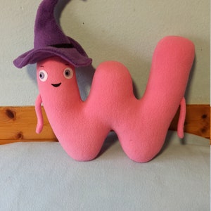 Juguete de peluche como Charlie y el alfabeto - letra ,,W,,