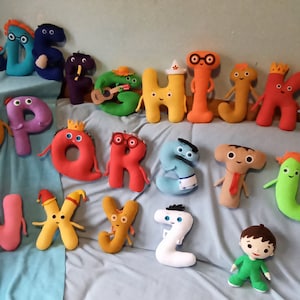 Un conjunto de 16 letras de tu elección como los peluches de Charlie y el alfabeto.