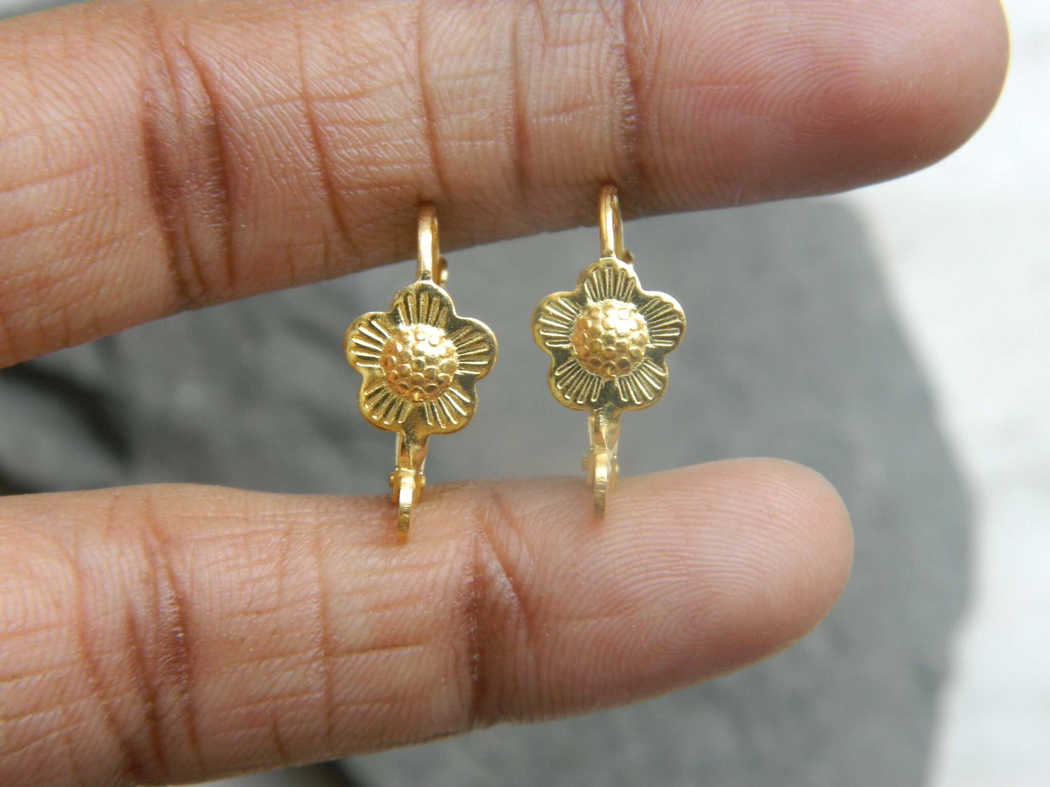 Orecchini a cerchio con clip a forma di fiore in ottone placcato oro (coppia) - Italia