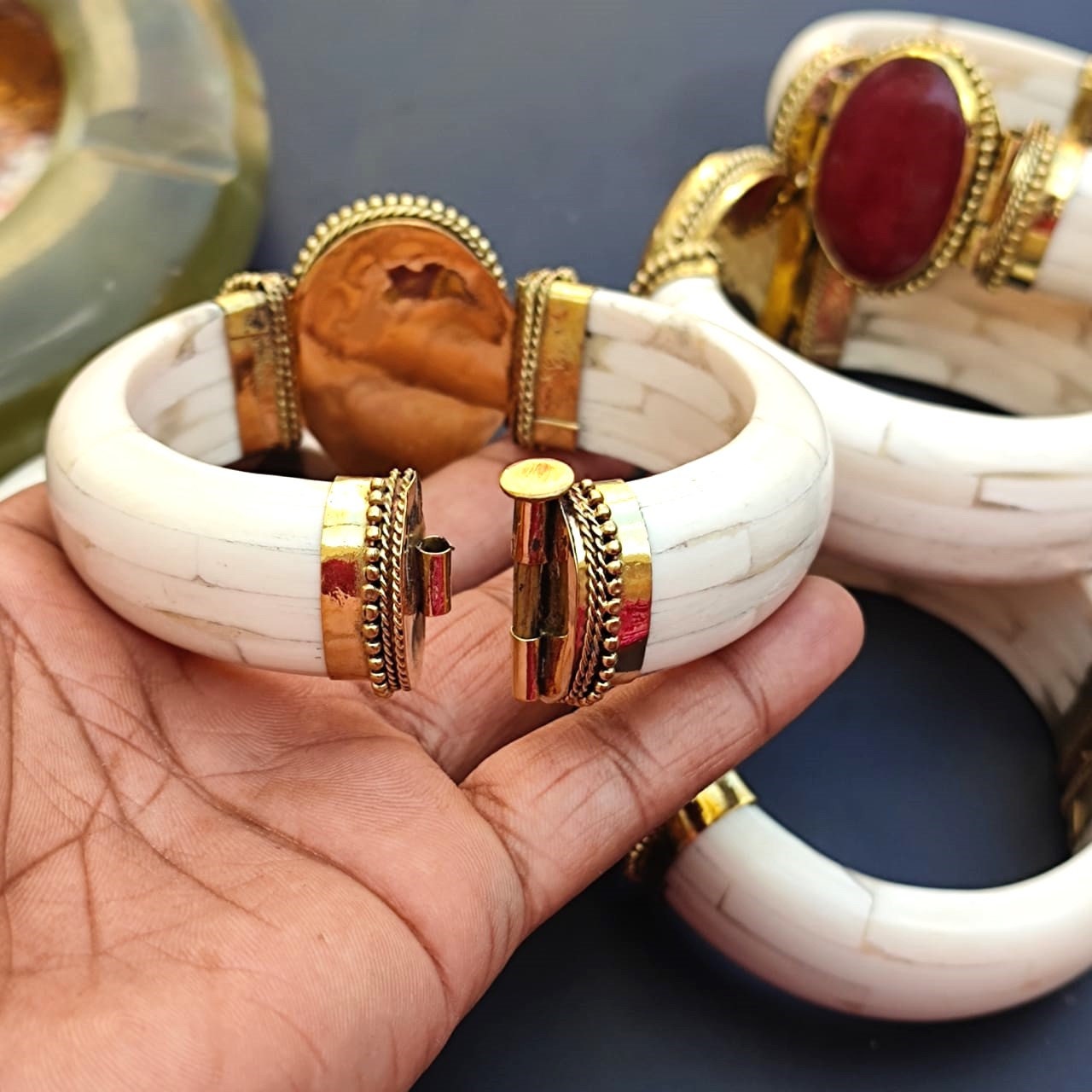 今ならほぼ即納！ Horn Bone Jewelry Ethically Sourced Buffalo Bone Wide Bangle アクセサリー