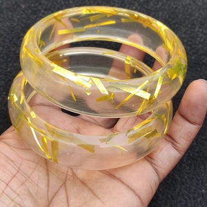 Juego de 2 piezas: pulsera de resina amarilla transparente puramente hecha a mano, brazalete ancho retro exclusivo, joyería de moda única para mujeres