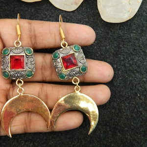 Handgjorda örhängen i guldpläterad mässing med halvmåne och syntetiska rubiner och smaragder