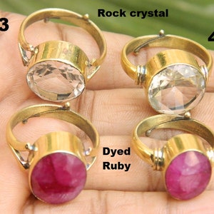 Può includere: Quattro anelli regolabili in ottone con pietre preziose ovali. Due anelli presentano cristalli di rocca trasparenti e due hanno pietre di rubino tinte. Gli anelli sono numerati da 1 a 4.