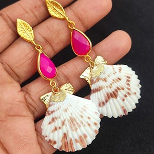 Pendientes de concha de vieira rellenos de oro de 18 quilates, concha marina natural galvanizada con piedra preciosa de calcedonia rosa intenso, exclusivos del océano, hermosos pendientes de playa.