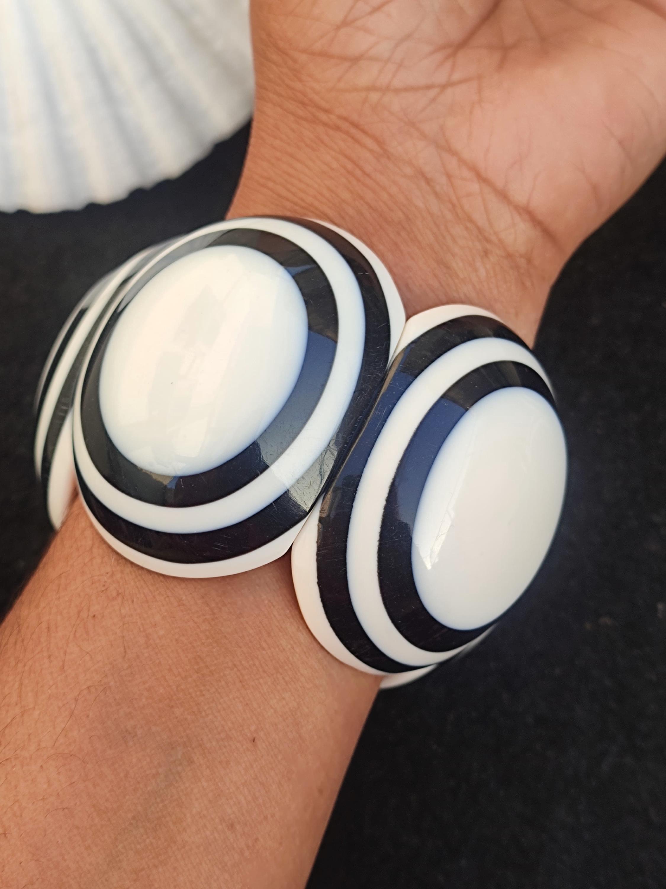 Bracciale elastico vintage in resina bianca e nera, bracciale impilabile fatto a mano - Italia