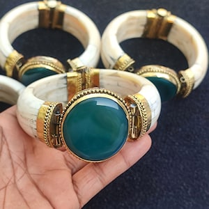 Handgjort armband i buffelben med grön agatsten