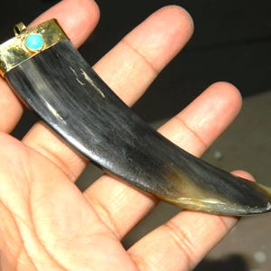 Bijoux en os de corne Corne de buffle de source éthique avec pendentif minuscule de pierres précieuses turquoise, Bijoux bohèmes artisanaux à l'aspect antique