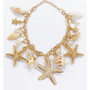 Braccialetto con conchiglie, stelle marine e perle, perfetto come regalo per lei.