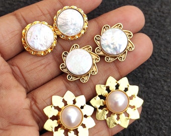 Peut inclure: Ensemble de six boucles d'oreilles en ton or avec des accents de perle et de nacre. Les boucles d'oreilles présentent une variété de motifs, notamment des motifs ronds, floraux et en spirale.
